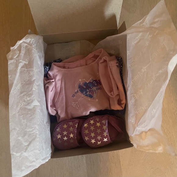 American Girl Doll - Luciana Vega Girl of the Year 2018 with outfits and books
